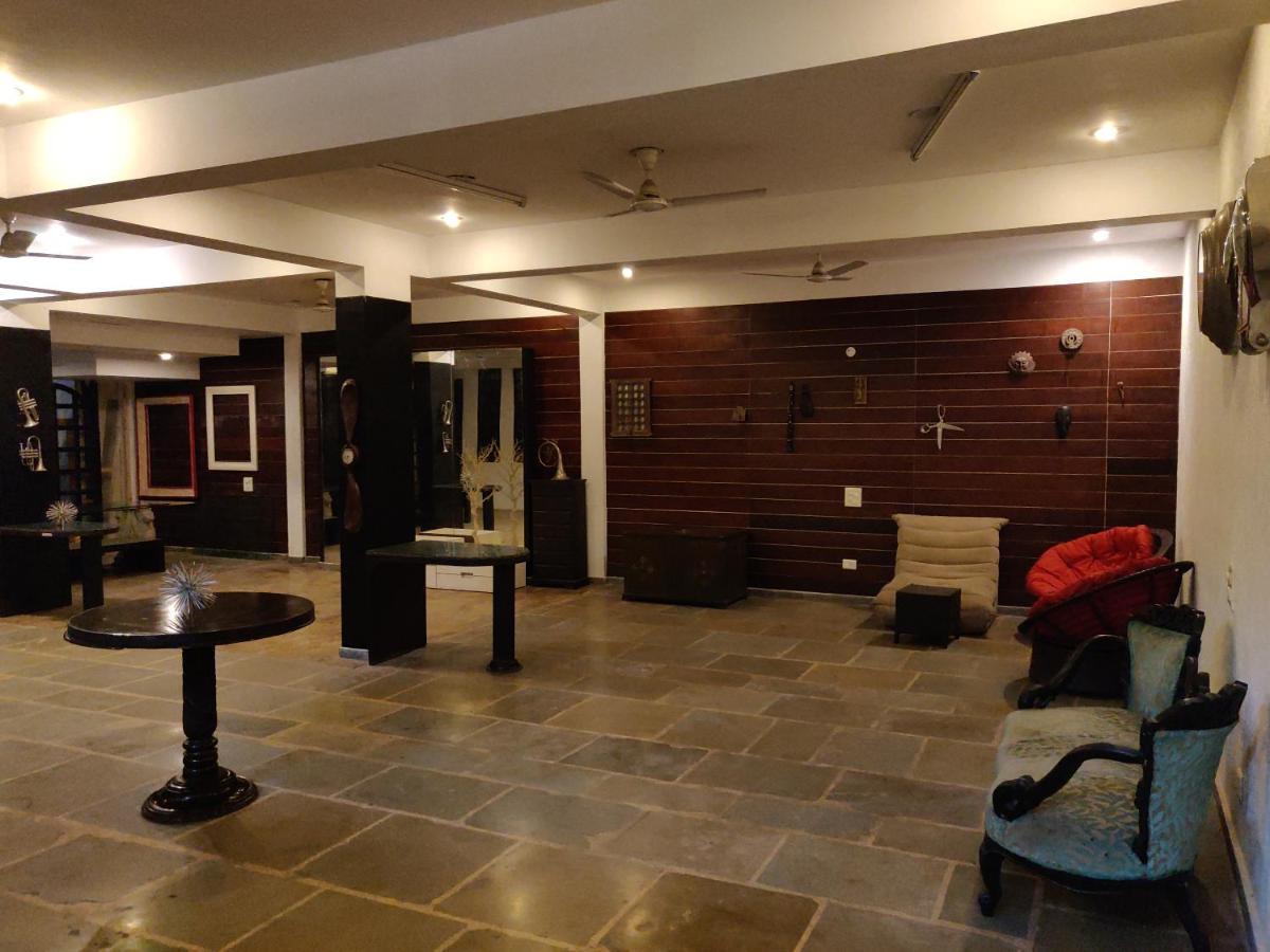 Aakritii Hotels Гургаон Экстерьер фото
