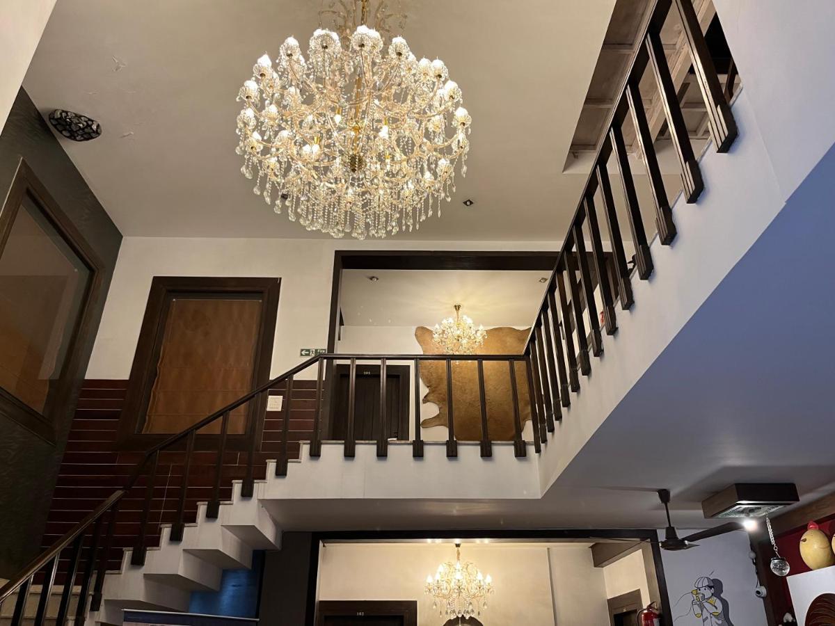 Aakritii Hotels Гургаон Экстерьер фото