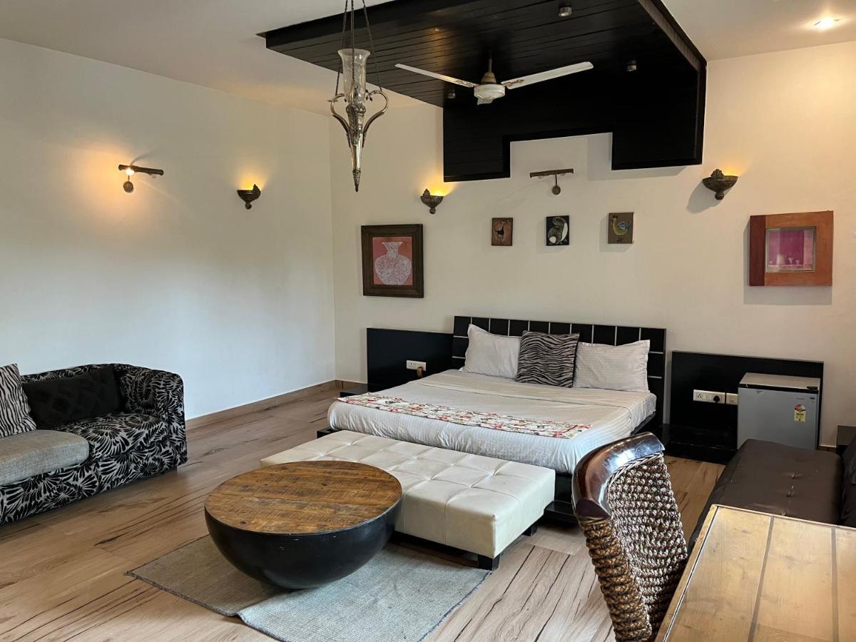 Aakritii Hotels Гургаон Экстерьер фото