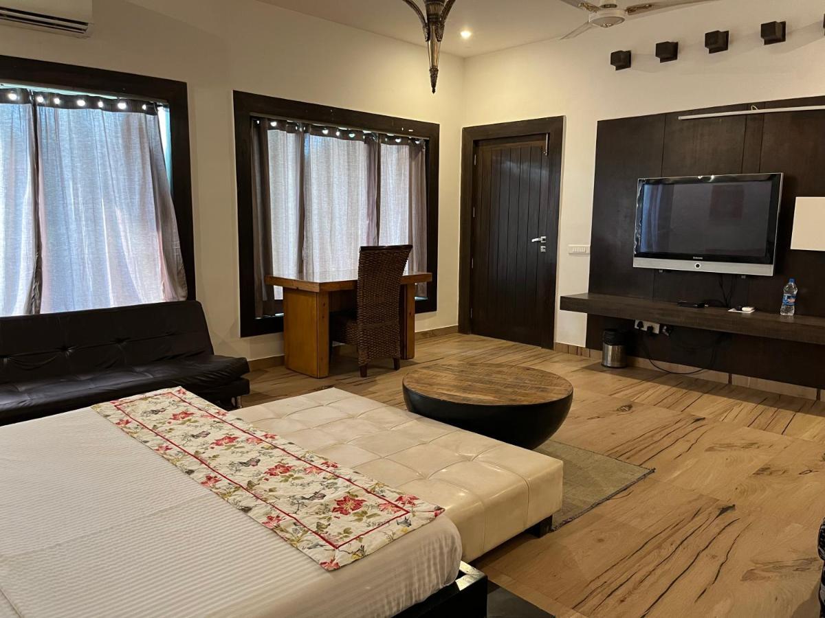 Aakritii Hotels Гургаон Экстерьер фото