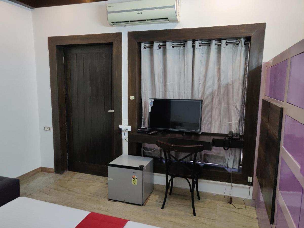 Aakritii Hotels Гургаон Экстерьер фото