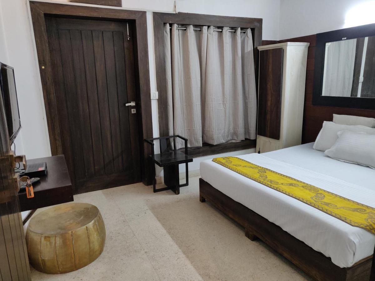 Aakritii Hotels Гургаон Экстерьер фото